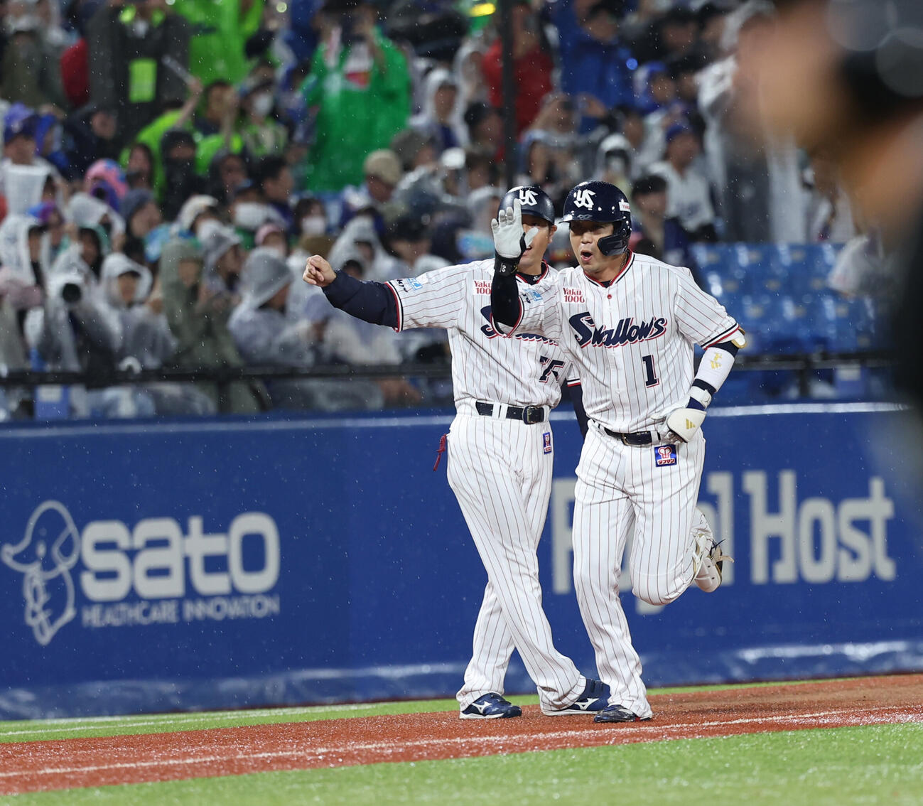 ヤクルト対中日　9回裏ヤクルト1死二塁、サヨナラ2点本塁打を放つ山田哲人（撮影・水谷安孝）