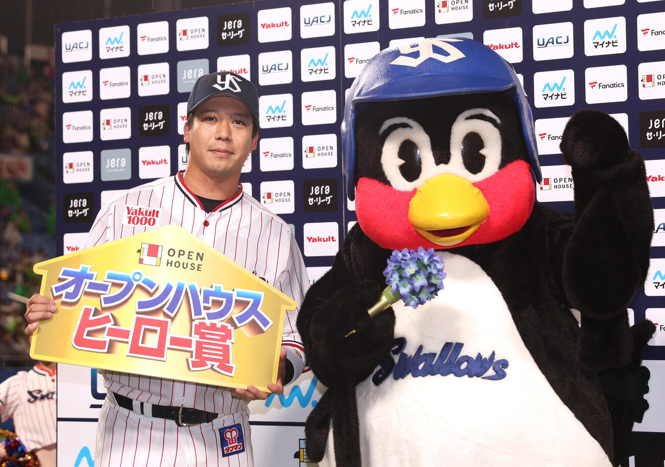 ヤクルト対中日　サヨナラ2点本塁打を放った山田哲人はお立ち台でつば九郎と笑顔を見せる（撮影・水谷安孝）