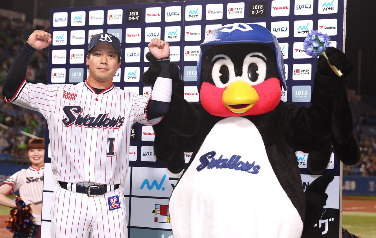 ヤクルト対中日　サヨナラ2点本塁打を放った山田哲人はお立ち台でつば九郎とガッツポーズ（撮影・水谷安孝）
