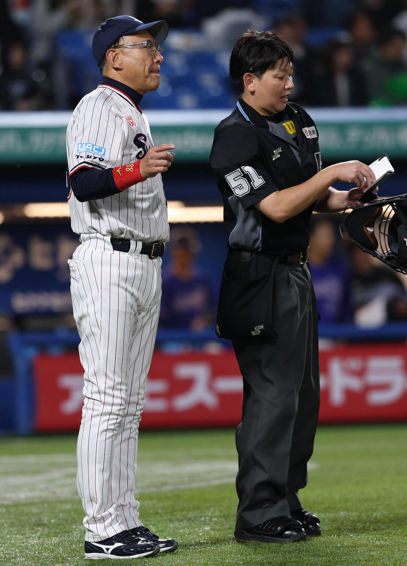 ヤクルト対中日　選手交代を告げるヤクルト池山隆寛監督（撮影・水谷安孝）
