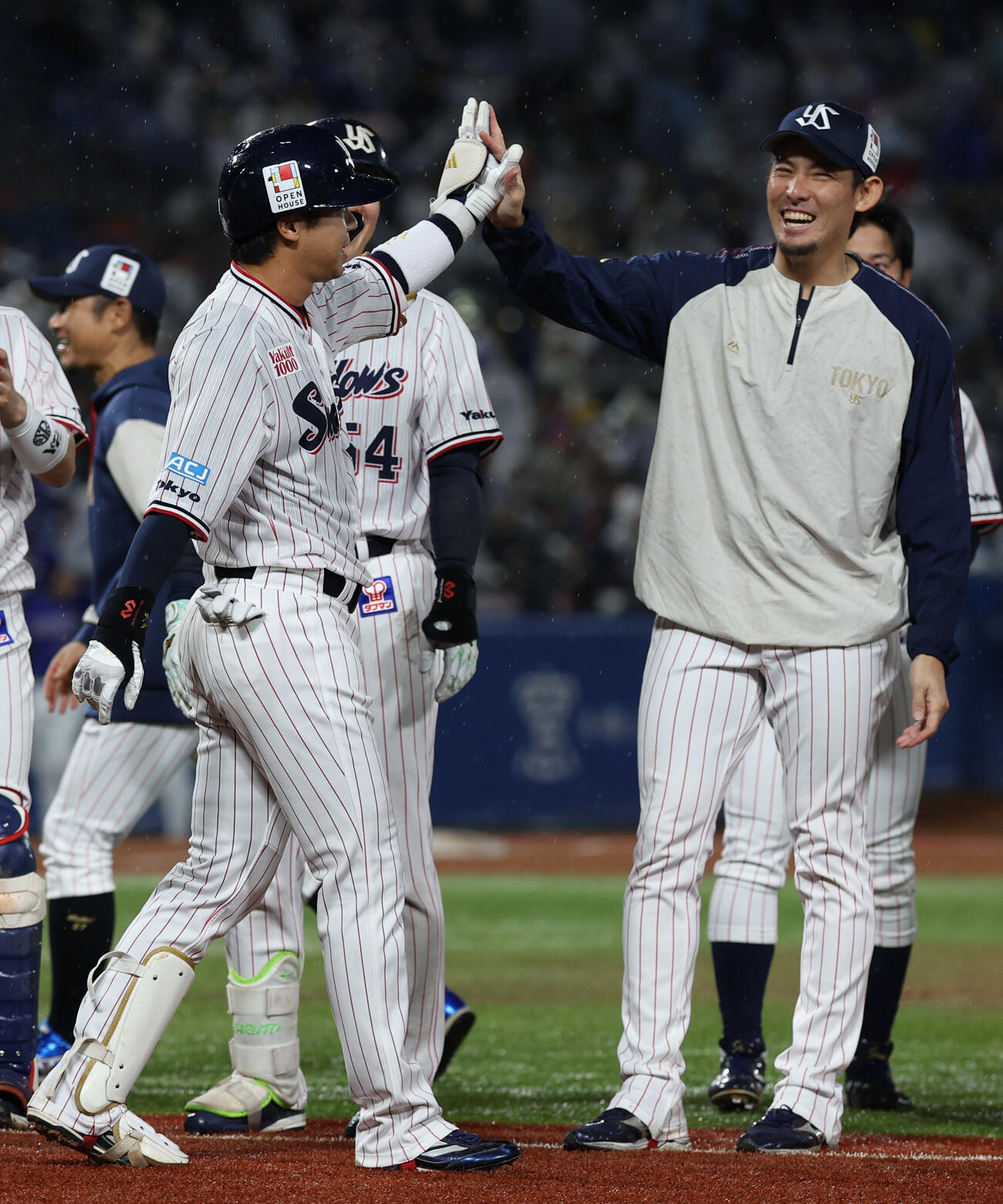 ヤクルト対中日　サヨナラ2点本塁打を放った山田哲人は先発の高梨裕稔とハイタッチする（撮影・水谷安孝）