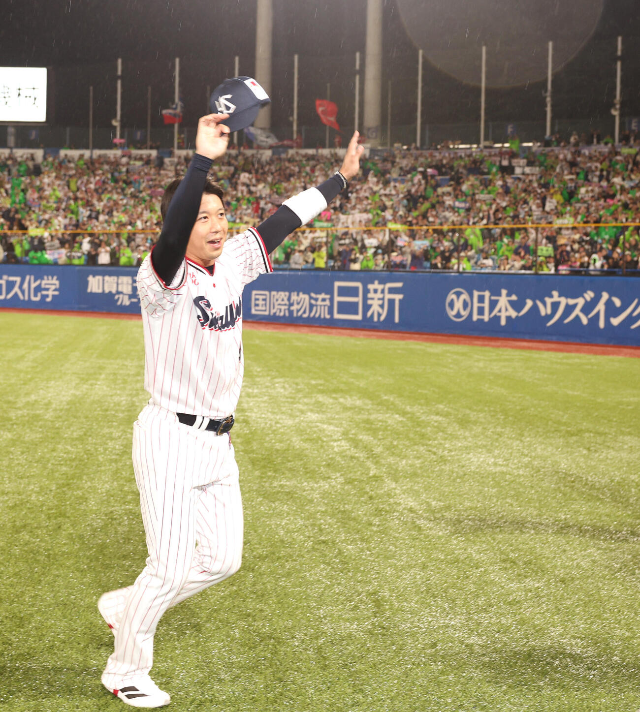 ヤクルト対中日　サヨナラ2点本塁打を放ちファンにあいさつする山田哲人（撮影・水谷安孝）