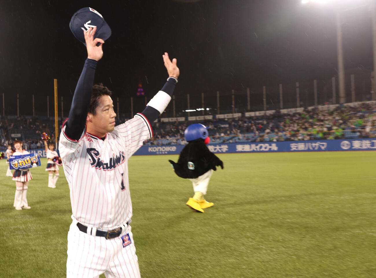 ヤクルト対中日　サヨナラ2点本塁打を放ちファンにあいさつする山田哲人（撮影・水谷安孝）