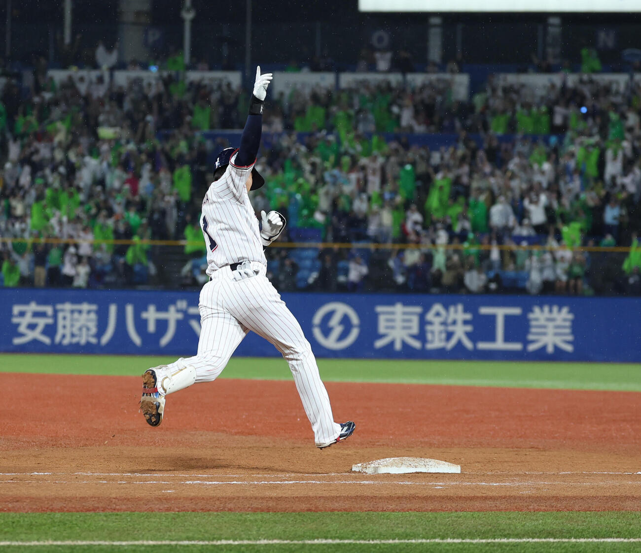 ヤクルト対中日　9回裏ヤクルト1死二塁、サヨナラ2点本塁打を放つ山田哲人（撮影・水谷安孝）