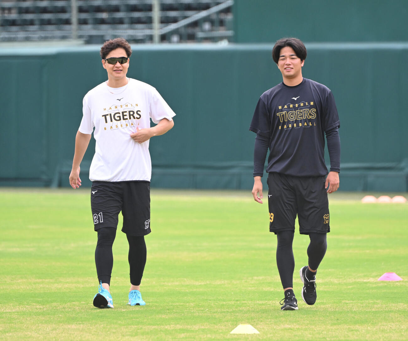 ウオーミングアップする阪神大竹耕太郎（左）と高橋遥人（撮影・和賀正仁）