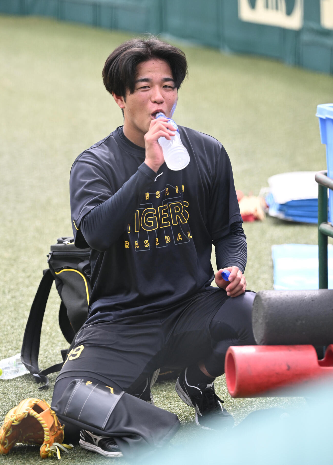 練習を終え、水分補給する阪神高橋遥人（撮影・和賀正仁）