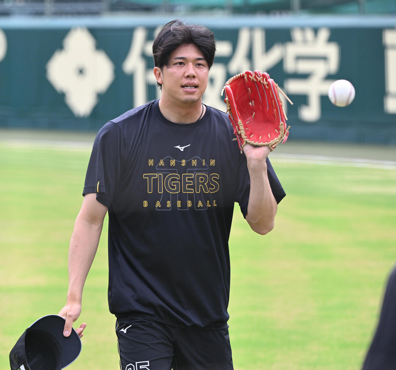 軽くキャッチボールを終えた阪神才木浩人（撮影・和賀正仁）