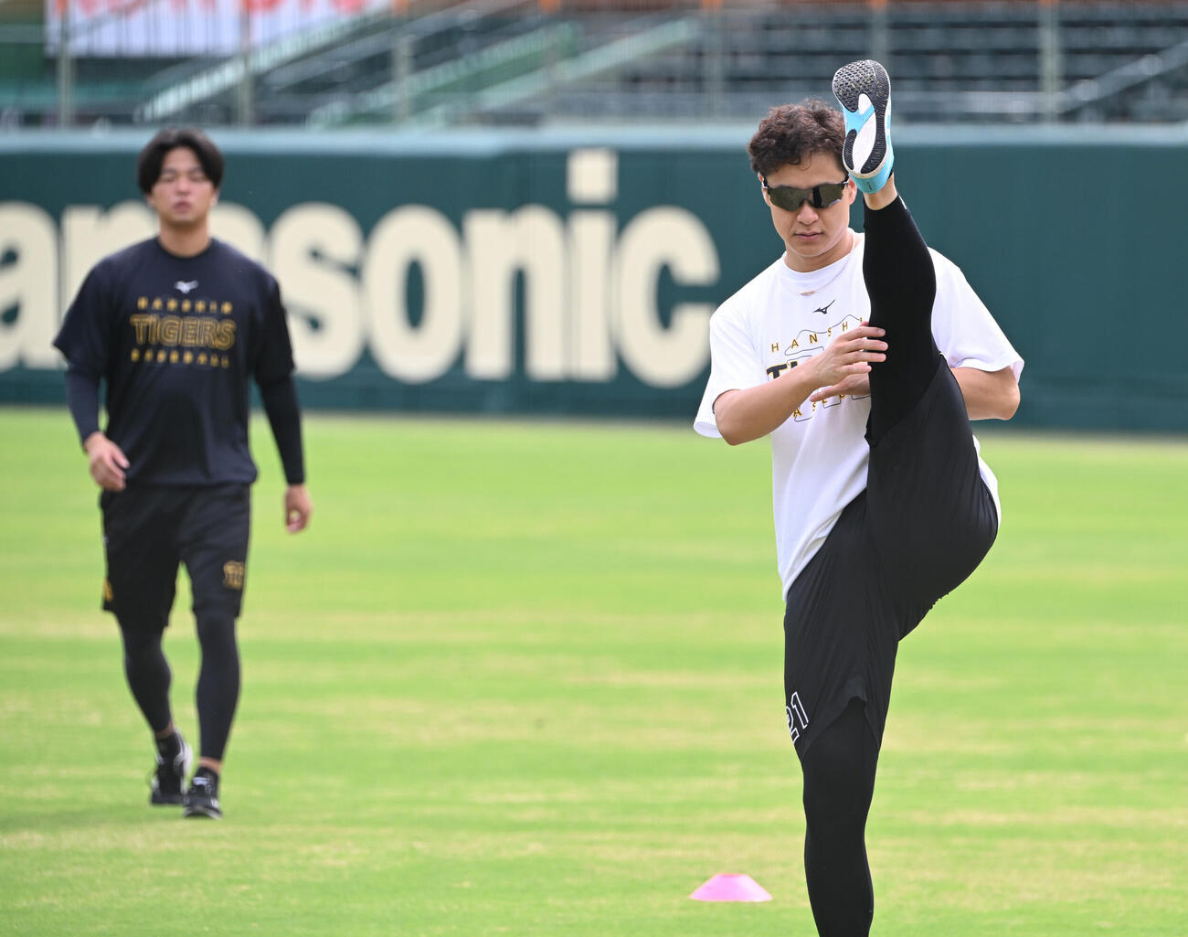 ウオーミングアップする阪神大竹耕太郎（撮影・和賀正仁）