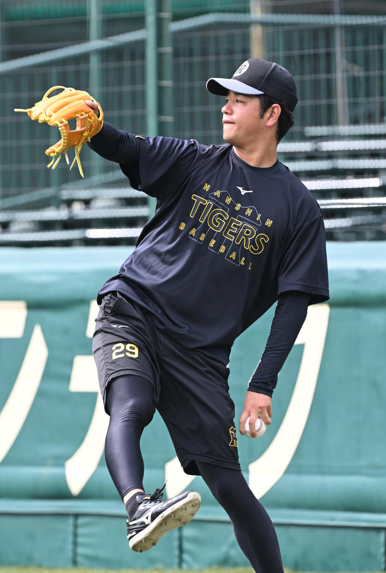 キャッチボールで調整する阪神高橋遥人（撮影・和賀正仁）