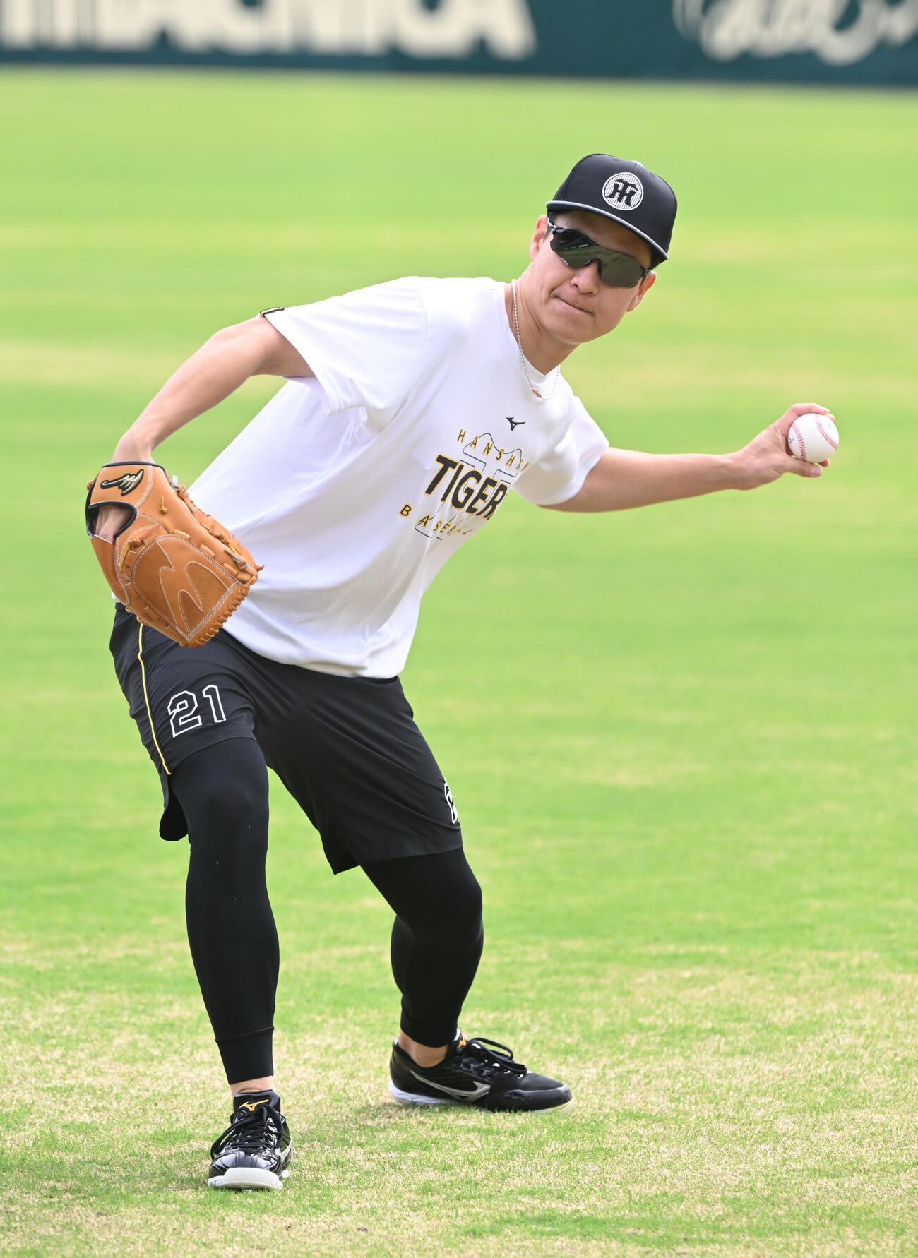 サイドスローでキャッチボールする阪神大竹耕太郎（撮影・和賀正仁）