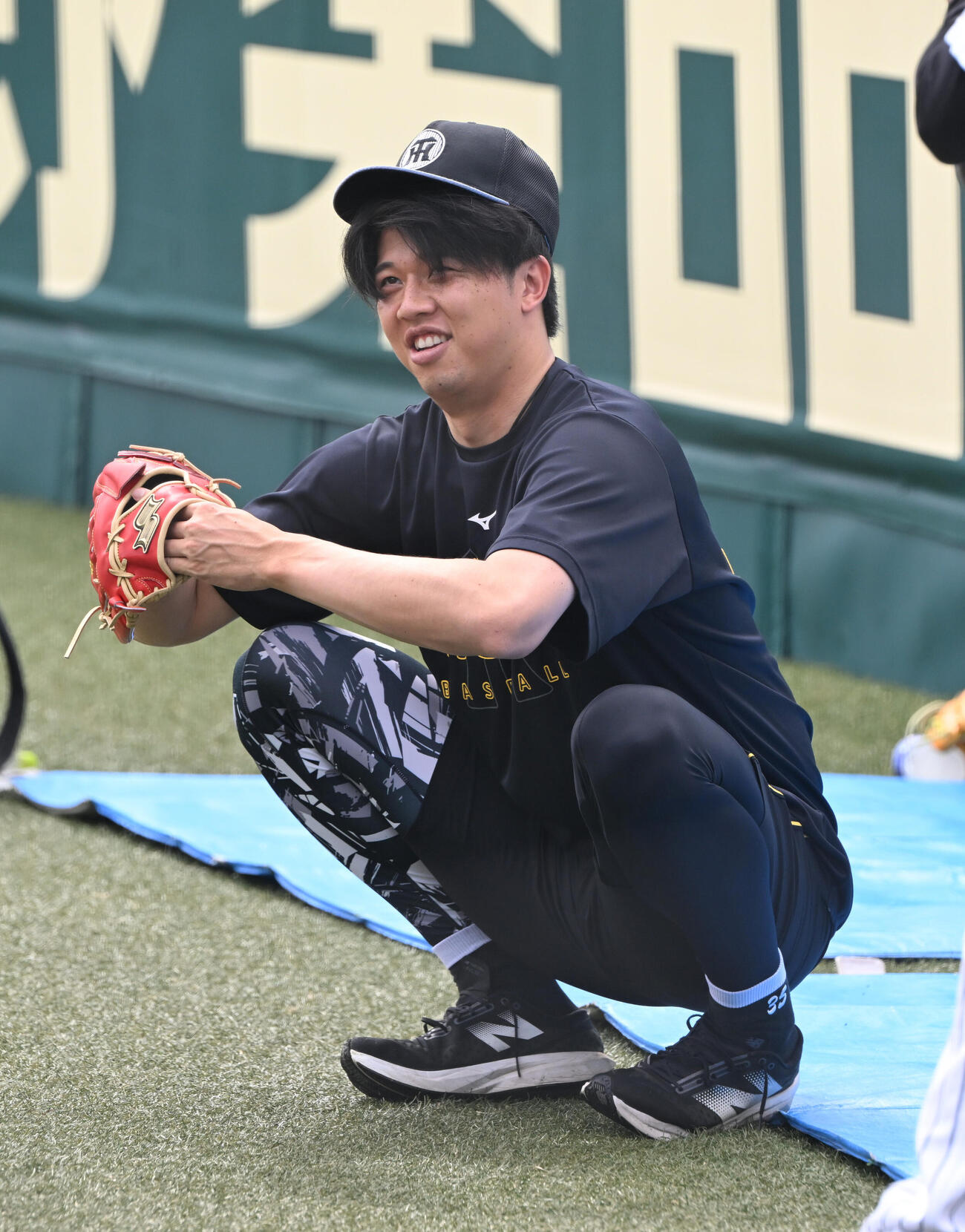 練習を終え笑顔を見せる阪神才木浩人（撮影・和賀正仁）