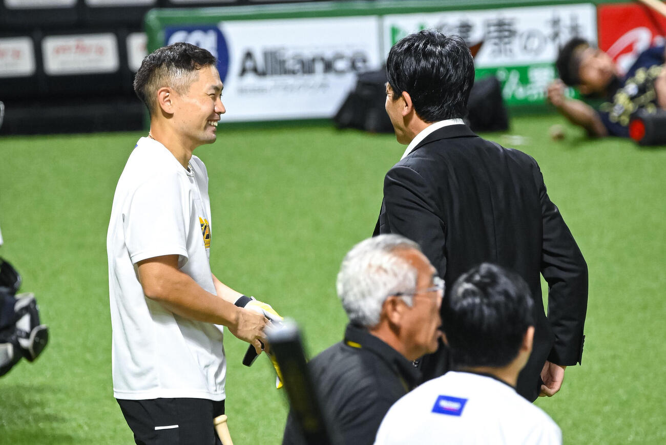 ソフトバンク対西武　練習の合間に松田宣浩氏と話をするソフトバンク中村晃