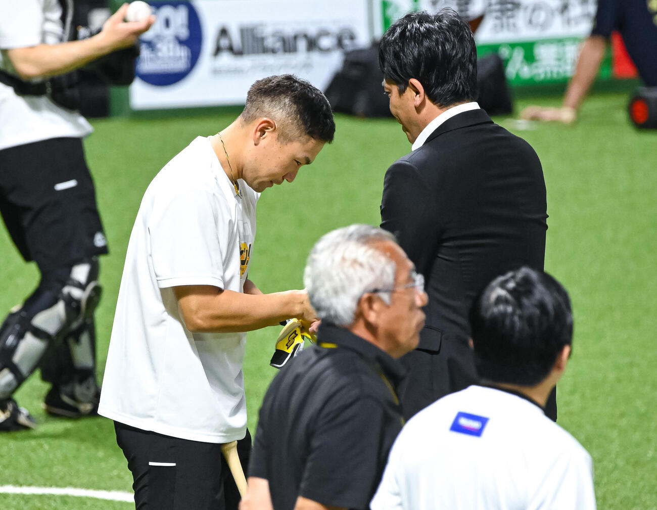 ソフトバンク対西オリックス　練習の合間に松田宣浩氏と話をするソフトバンク中村晃