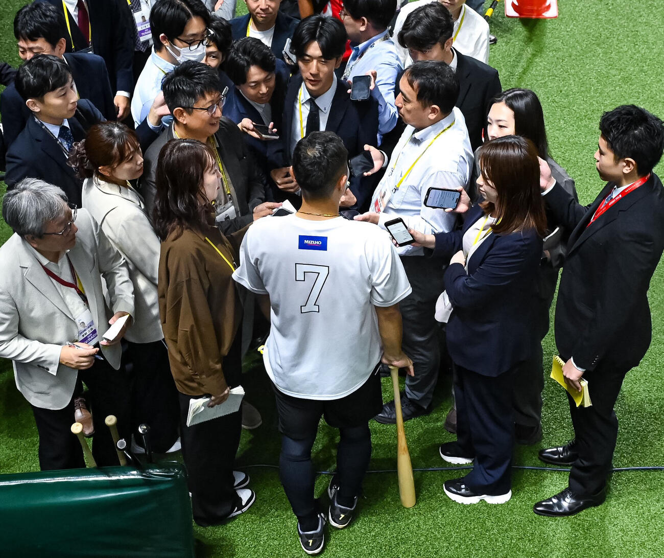 ソフトバンク対西武　試合前の囲み取材を受けるソフトバンク中村晃