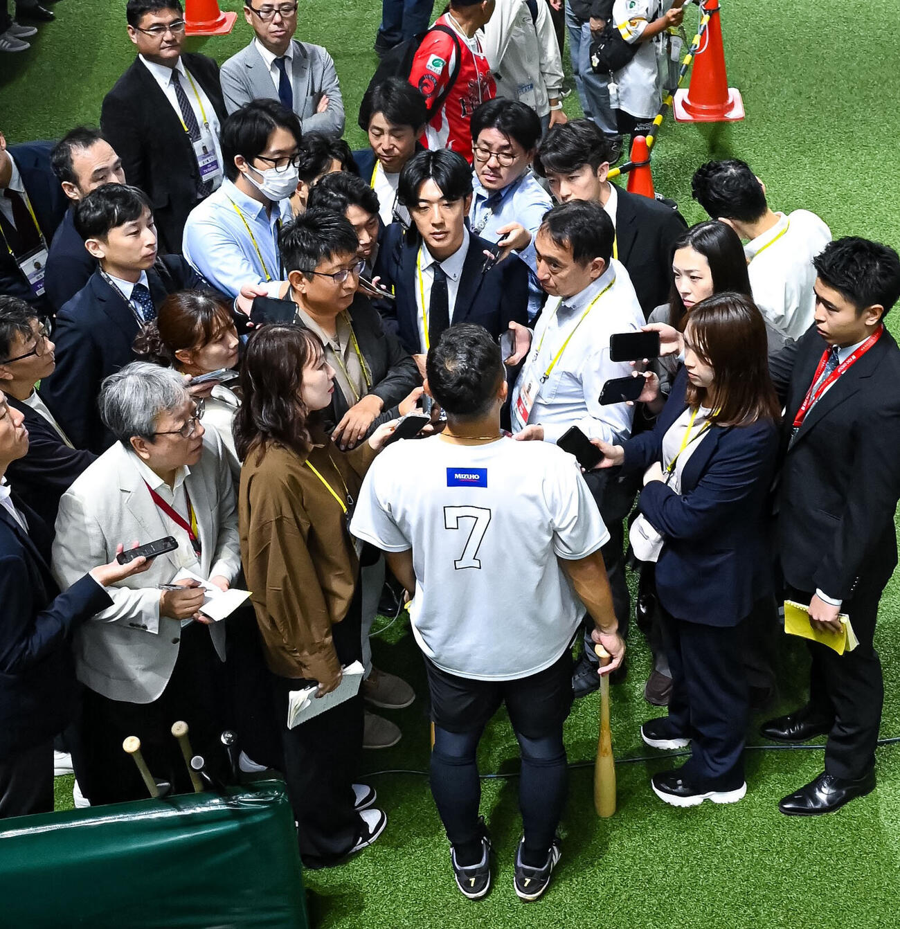ソフトバンク対西武　試合前の囲み取材を受けるソフトバンク中村晃