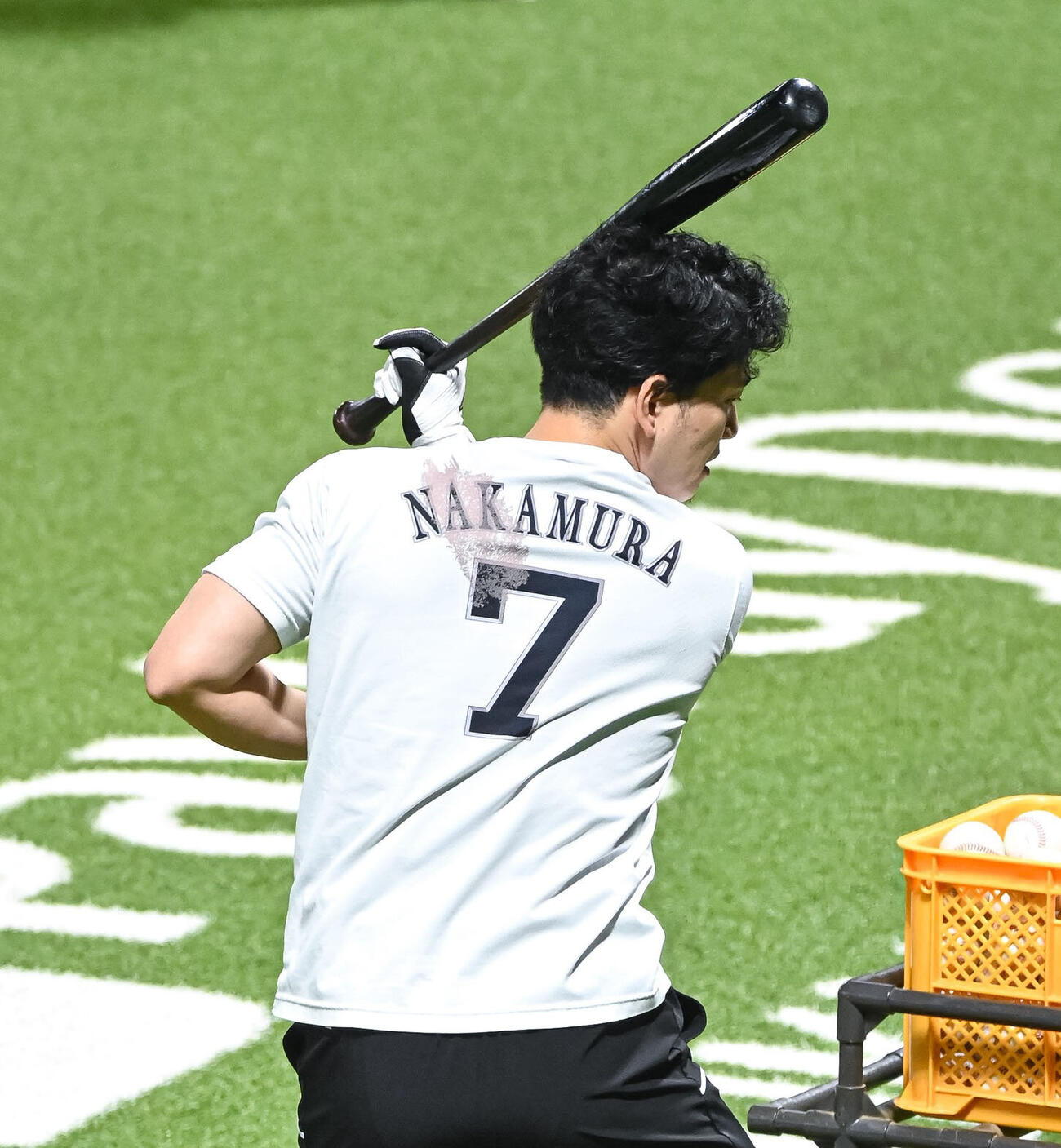 ソフトバンク対西武　中村晃の背番号入りシャツを着用して練習するソフトバンク栗原陵矢