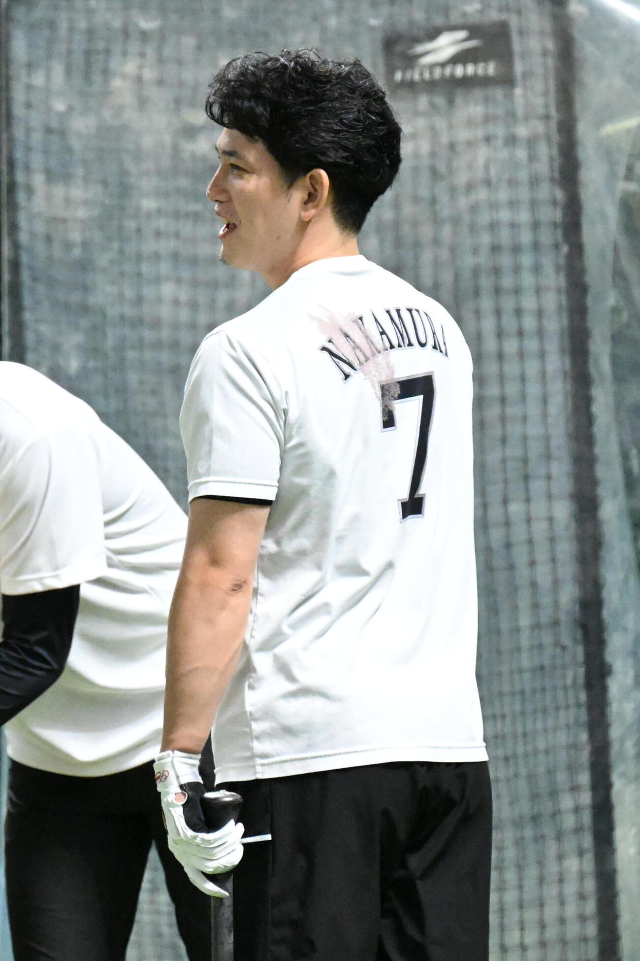 ソフトバンク対オリックス　中村晃のウェアを着用し試合前練習を行う栗原陵矢（撮影・林敢治）