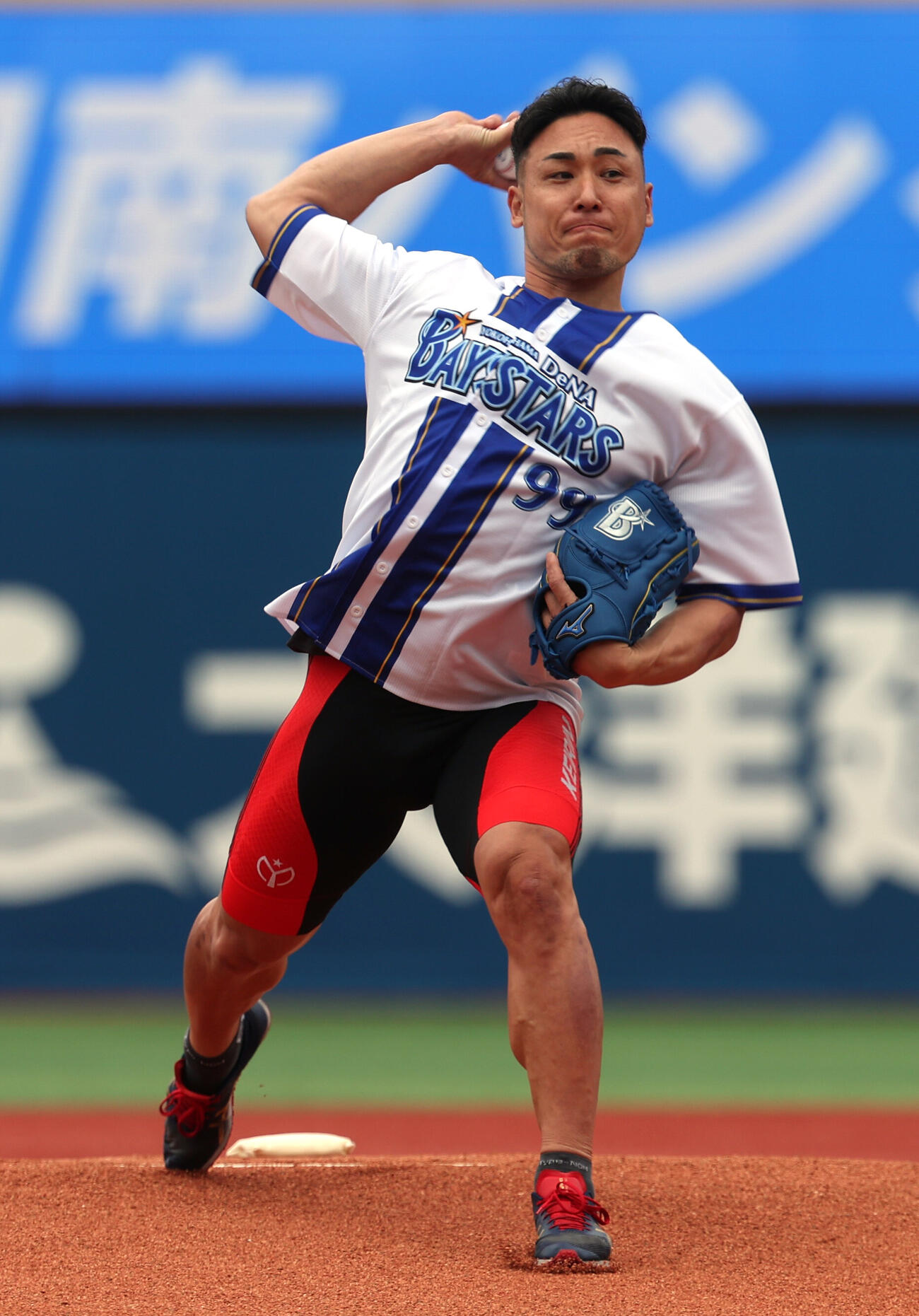 DeNA対広島　始球式を務める郡司浩平（撮影・水谷安孝）