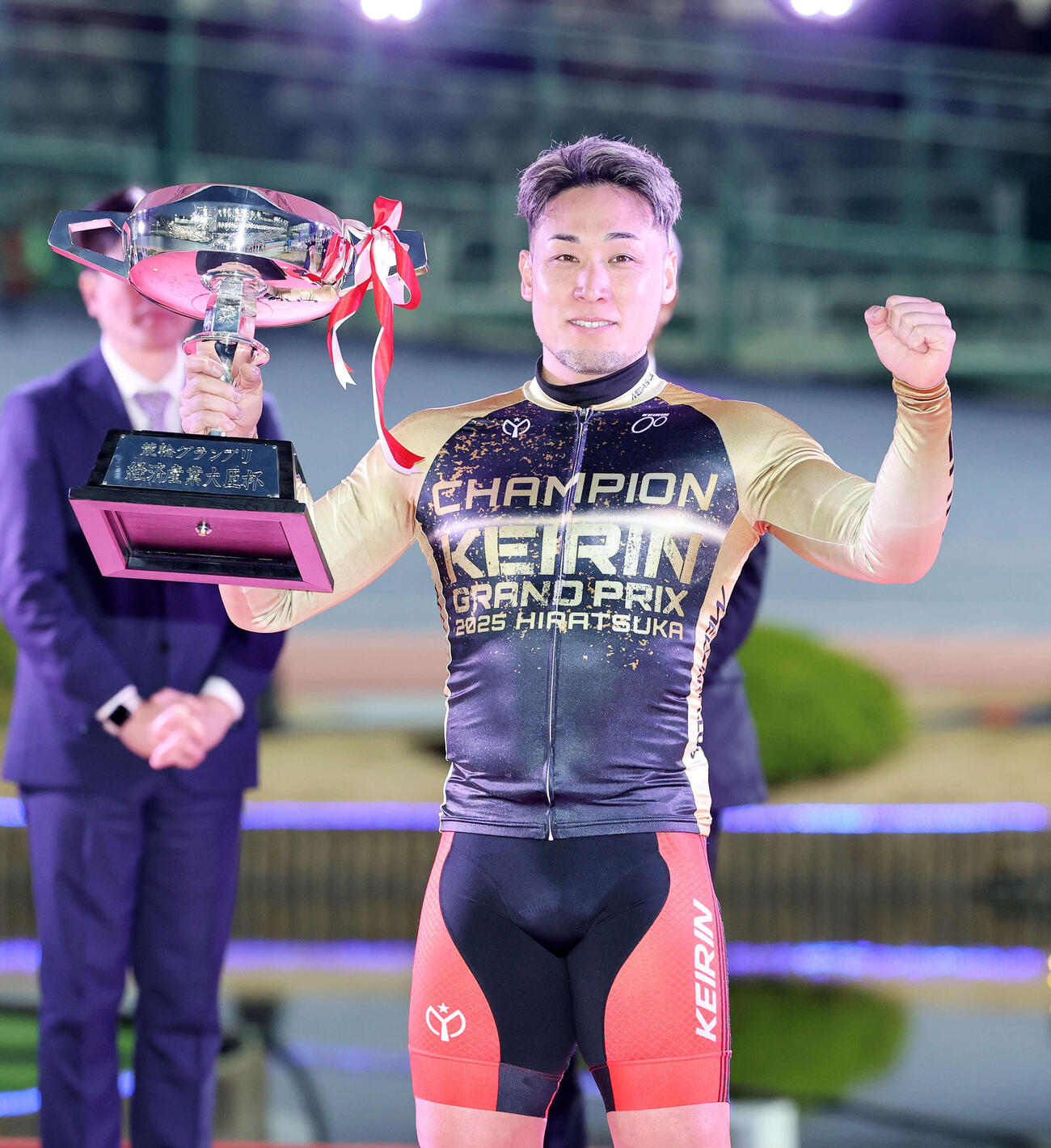 KEIRINグランプリ　優勝カップを手に笑顔を見せる郡司浩平（2025年12月撮影）