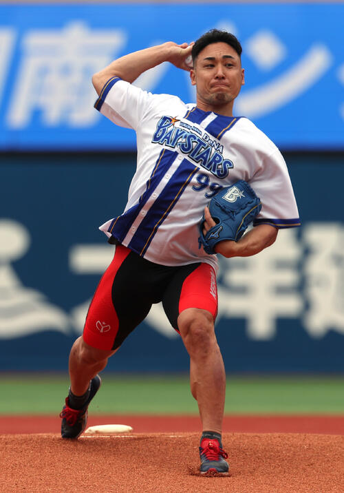 DeNA】横浜商出身で競輪選手の郡司浩平が広島戦で始球式 ノーバン投球