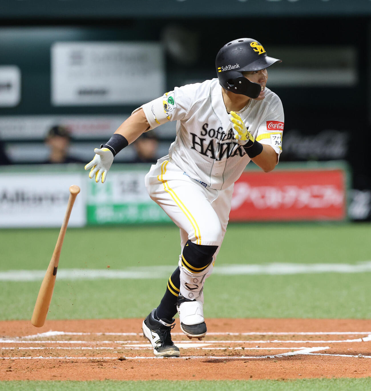 ソフトバンク対オリックス　1回裏2死一塁、中村晃は中越え二塁打を放つ（撮影・梅根麻紀）
