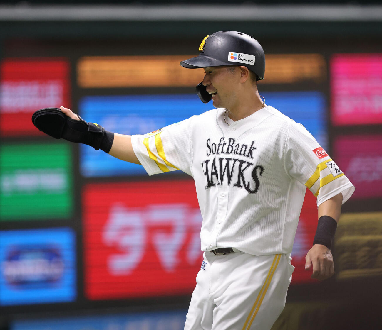 ソフトバンク対オリックス　1回に中越え二塁打を放ったソフトバンク中村晃は笑顔でベンチに引き揚げる（撮影・梅根麻紀）
