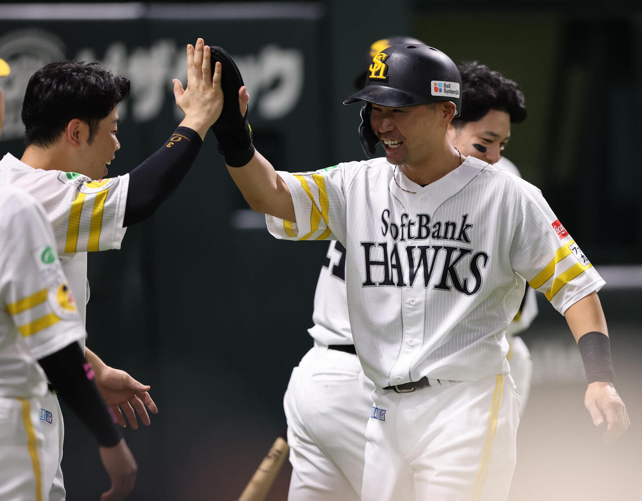 ソフトバンク対オリックス　1回に中越え二塁打を放ったソフトバンク中村晃は笑顔でベンチに引き揚げる（撮影・梅根麻紀）