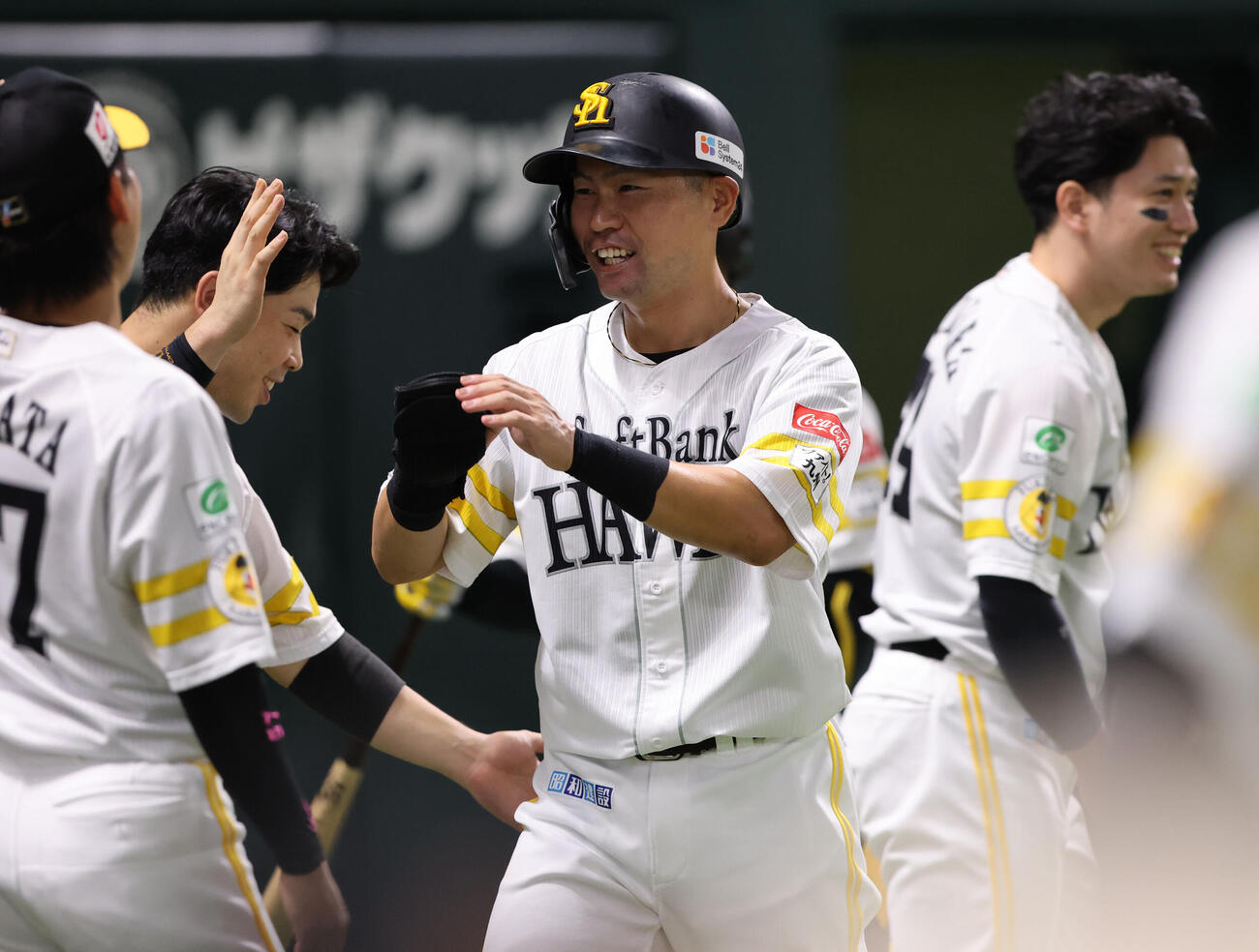 ソフトバンク対オリックス　1回に中越え二塁打を放ったソフトバンク中村晃は笑顔でベンチに引き揚げる（撮影・梅根麻紀）