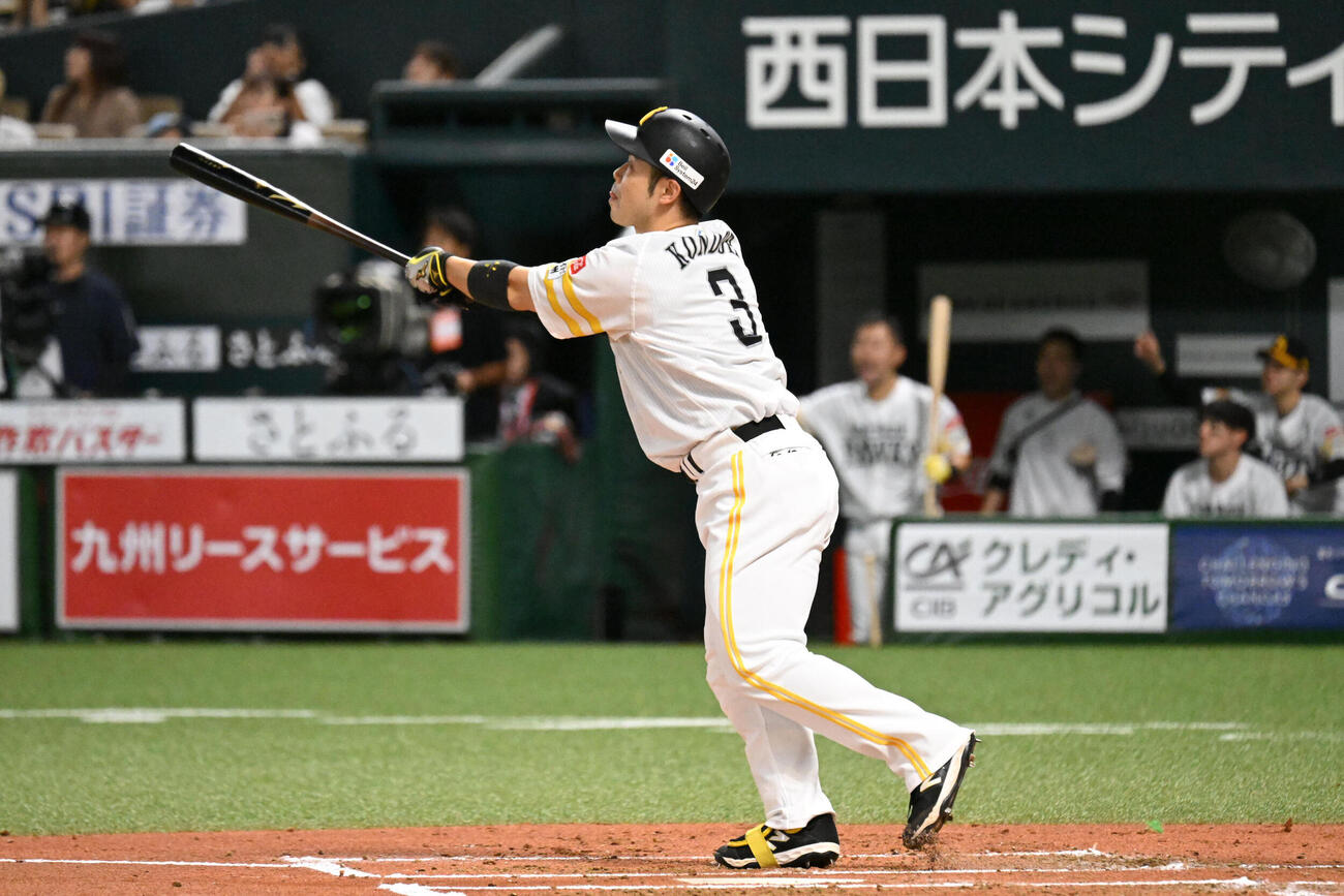 ソフトバンク対オリックス　1回裏ソフトバンク1死一塁、近藤健介は先制となる2点本塁打を放つ（撮影・林敢治）