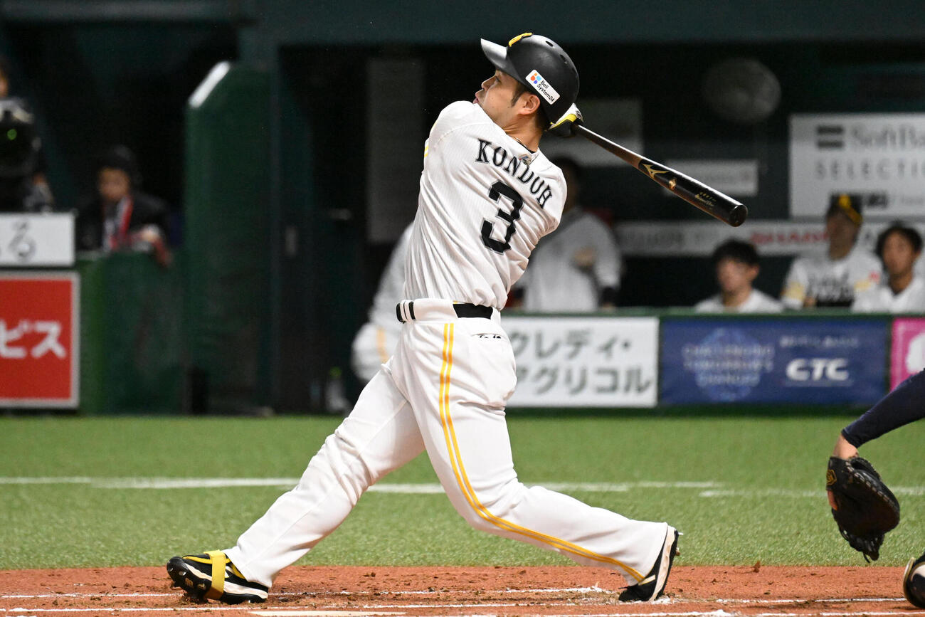 ソフトバンク対オリックス　1回裏ソフトバンク1死一塁、近藤健介は先制となる2点本塁打を放つ（撮影・林敢治）