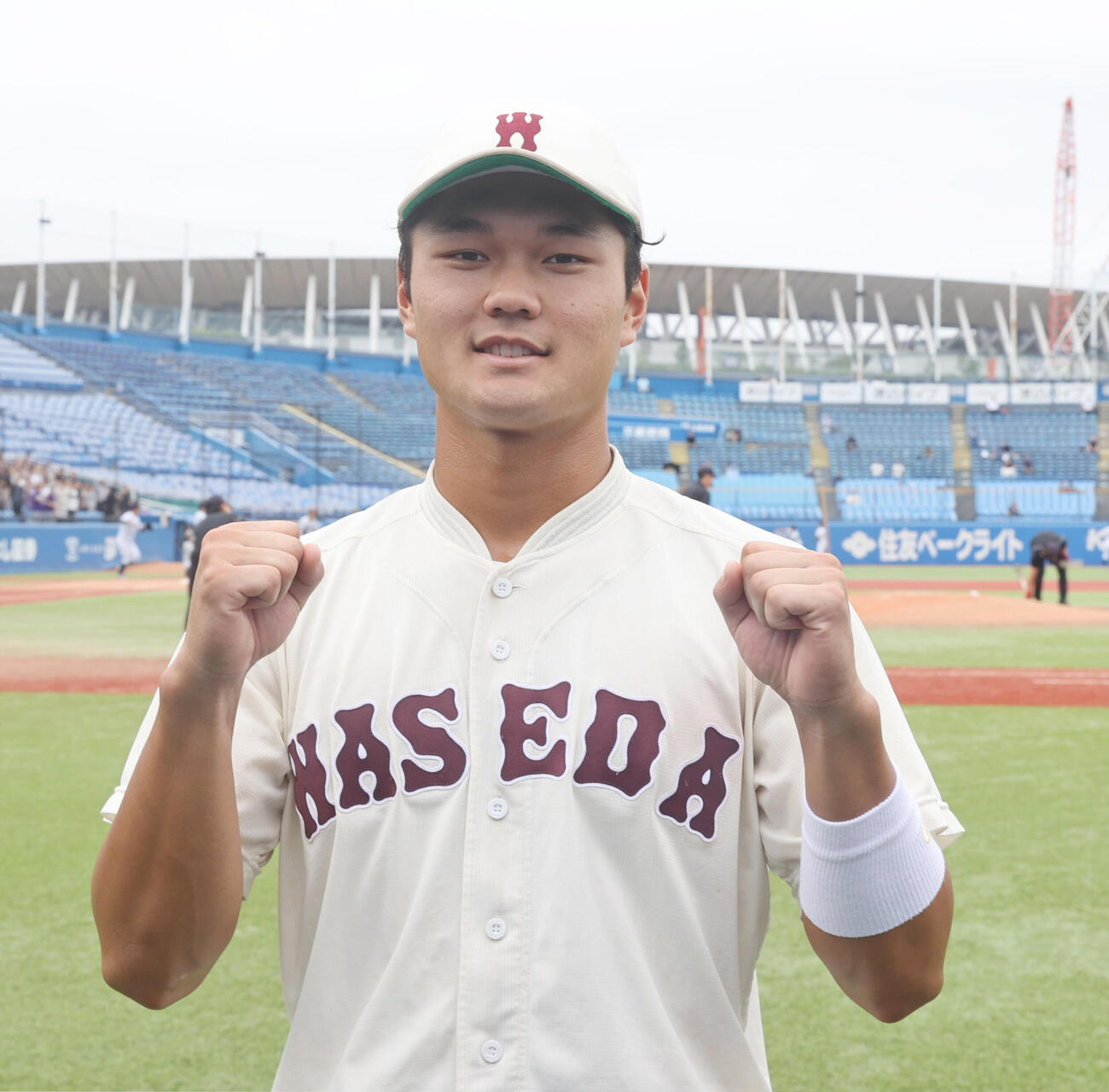 明大対早大　早大・阿部葉太は決勝打を放ちガッツポーズする（撮影・柴田隆二）
