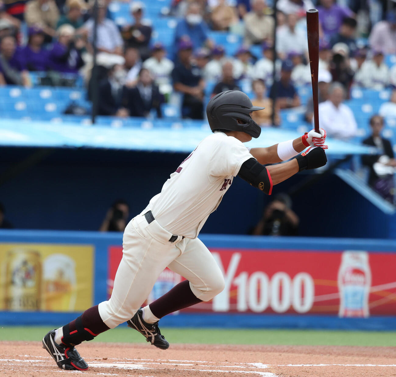 明大対早大　6j回裏早大2死満塁、阿部葉太は適時二塁打を放つ（撮影・柴田隆二）