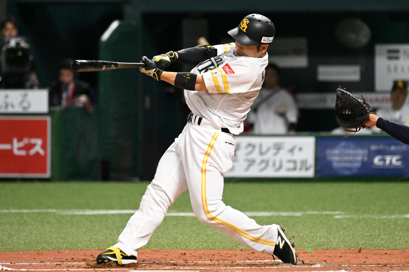 ソフトバンク対オリックス　1回裏ソフトバンク1死一塁、近藤健介は先制となる2点本塁打を放つ（撮影・林敢治）
