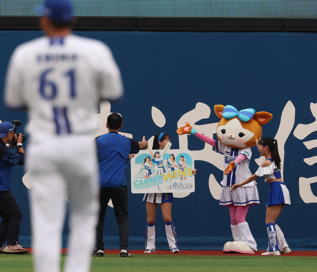 DeNA対広島　　ハマスタバトルで200勝を挙げたdianaはパネルを手に記念撮影（撮影・水谷安孝）