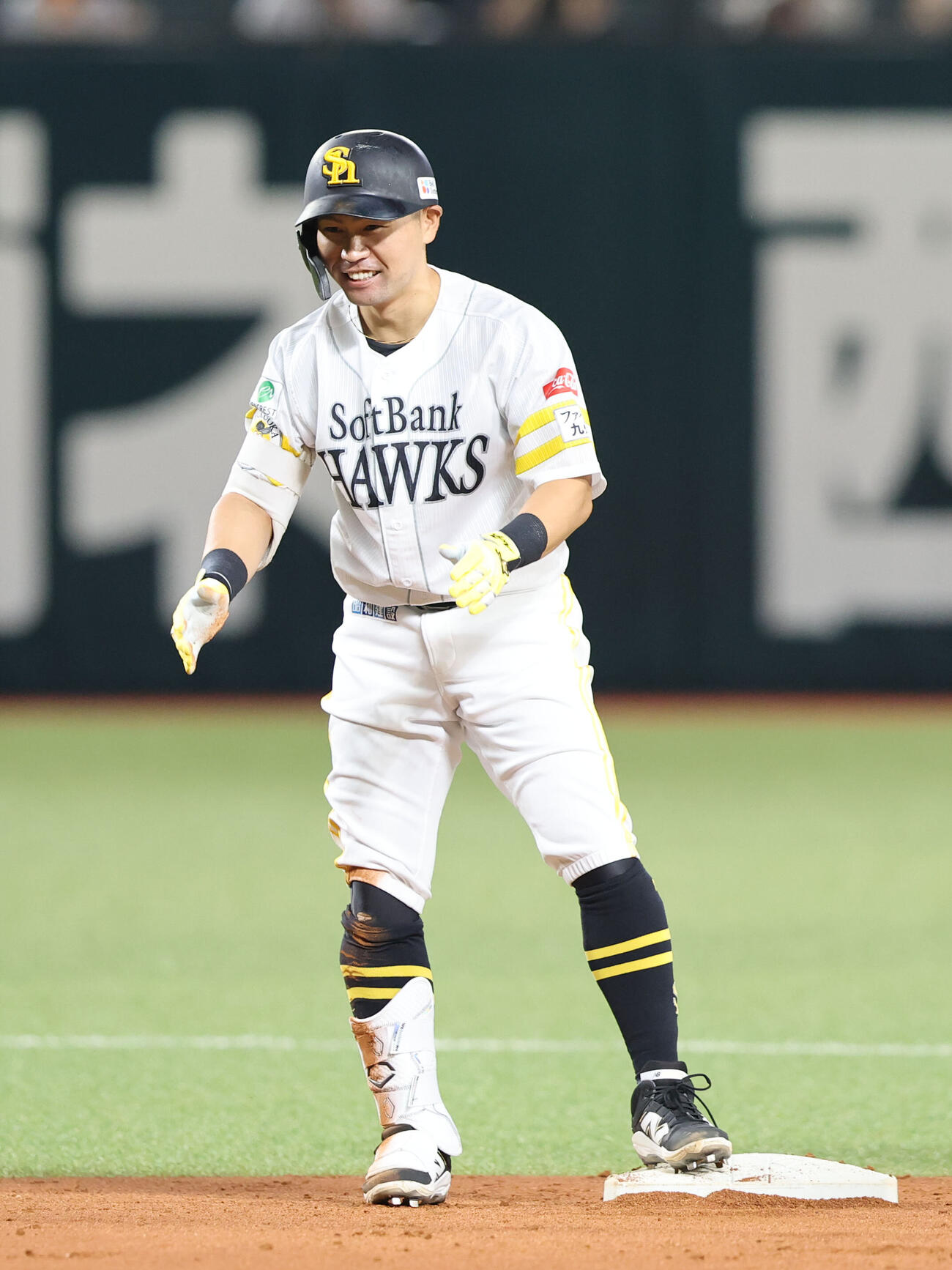ソフトバンク対オリックス　1回裏2死一塁、中村晃は中越え二塁打を放ち笑顔を見せる（撮影・梅根麻紀）