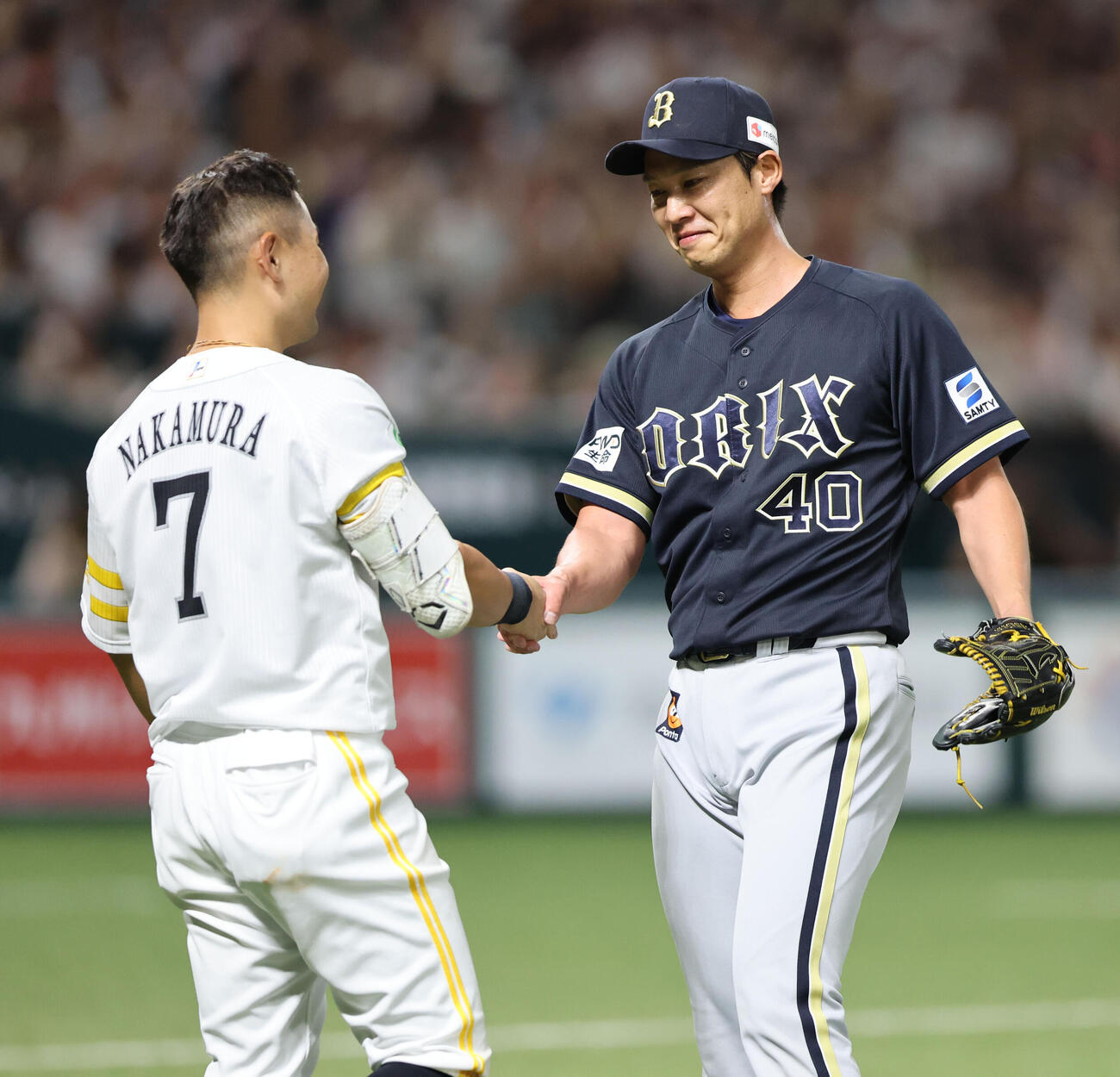 ソフトバンク対オリックス　7回裏ソフトバンク1死一、二塁、捕邪飛に終わった中村晃はオリックスの岩崎翔（右）にあいさつをする（撮影・梅根麻紀）