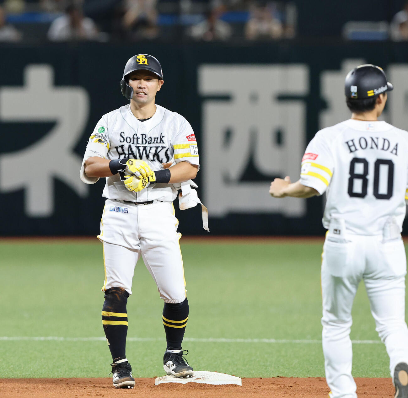 ソフトバンク対オリックス　1回裏2死一塁、中村晃は中越え二塁打を放ち笑顔を見せる（撮影・梅根麻紀）
