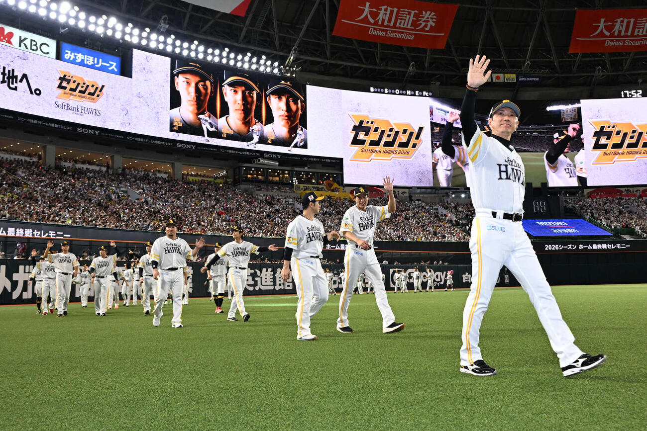ソフトバンク対オリックス　最終戦セレモニーで場内を一周するソフトバンクナイン（撮影・林敢治）