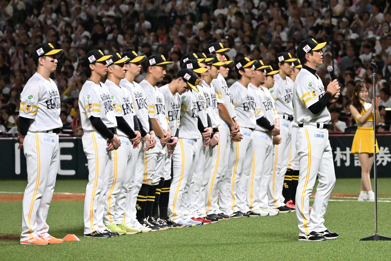 ソフトバンク対オリックス　最終戦セレモニーでファンに挨拶をする小久保裕紀監督（右）（撮影・林敢治）