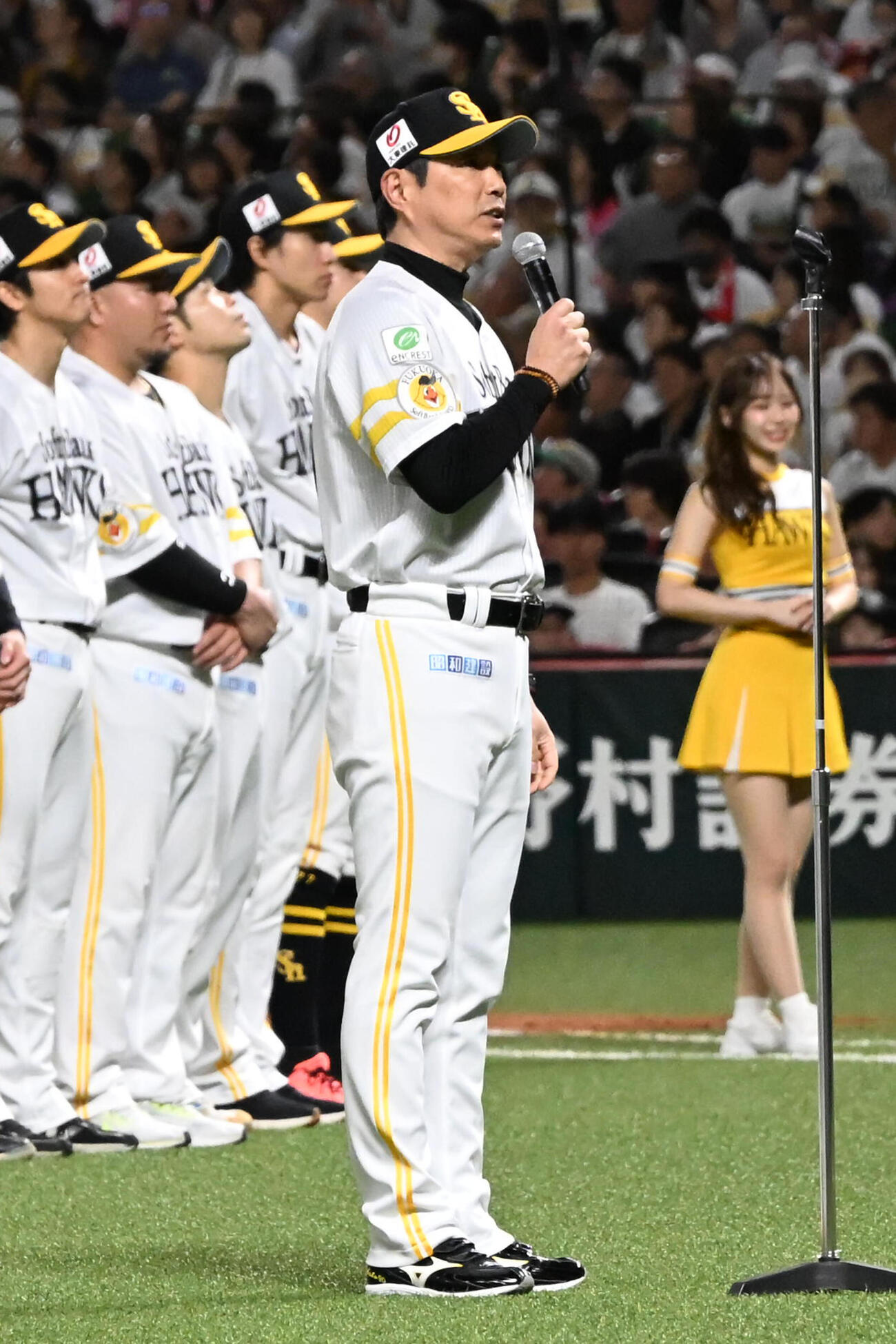 ソフトバンク対オリックス　最終戦セレモニーでファンに挨拶をする小久保裕紀監督（撮影・林敢治）