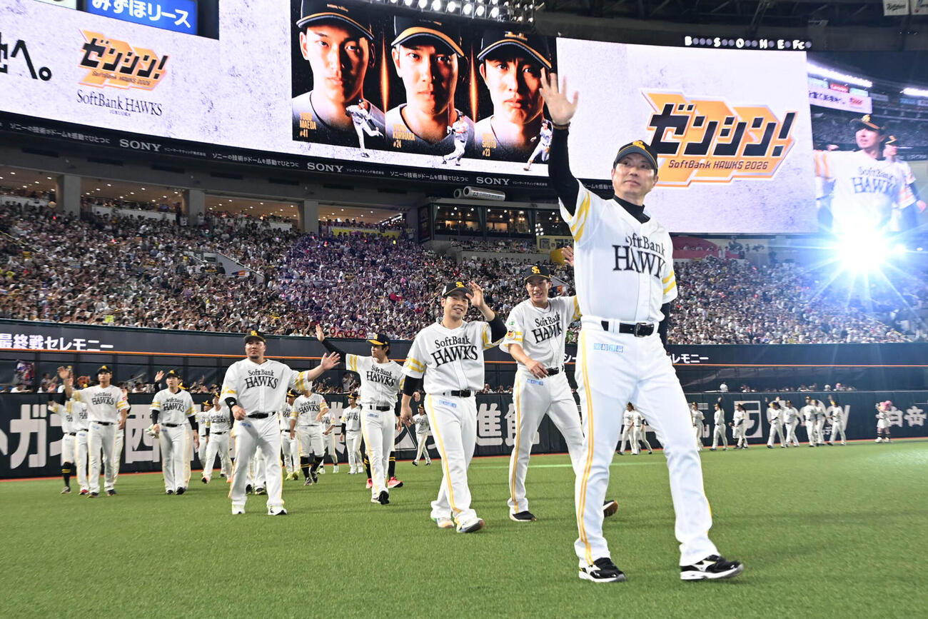 ソフトバンク対オリックス　最終戦セレモニーで場内を一周するソフトバンクナイン（撮影・林敢治）