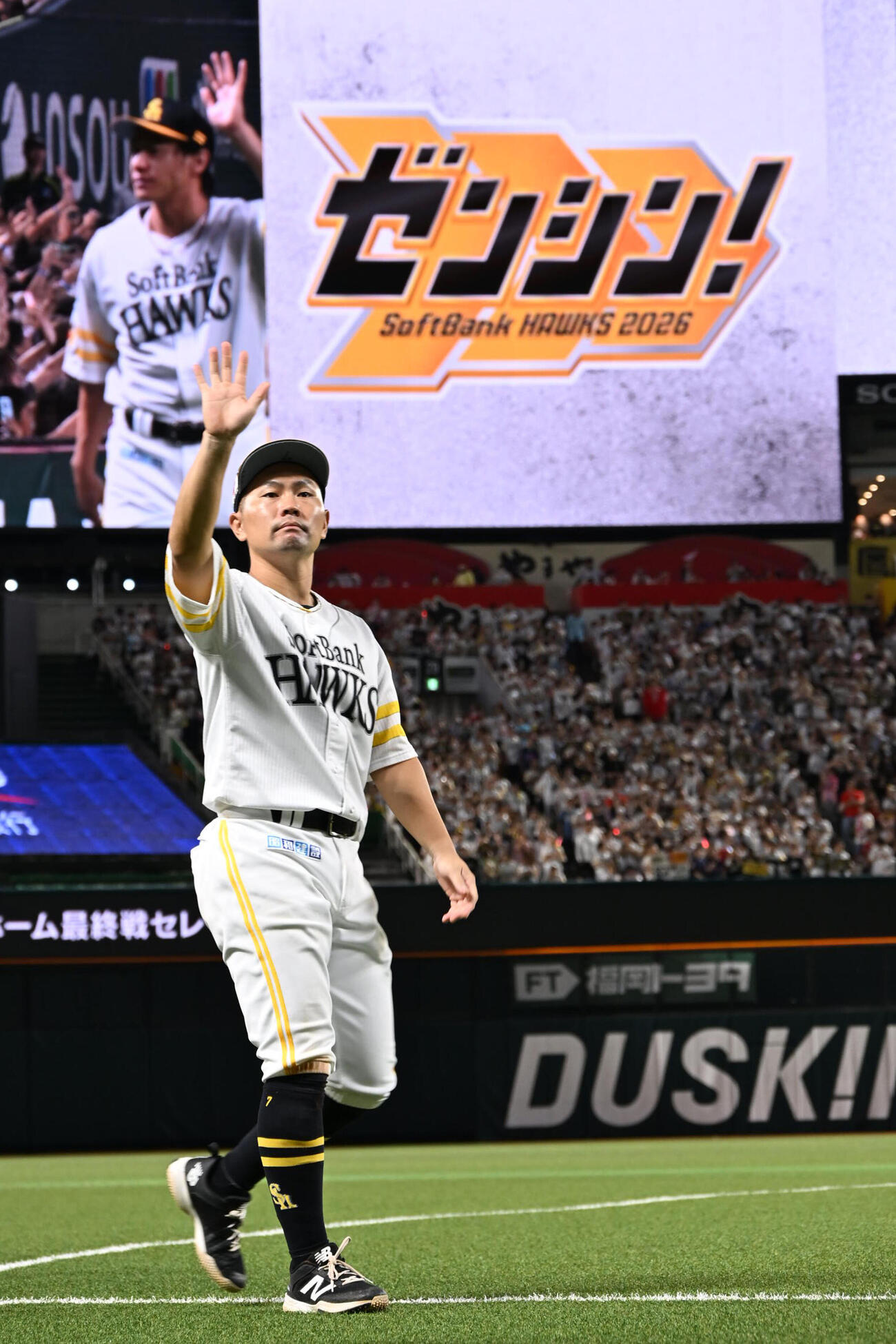 ソフトバンク対オリックス　最終戦セレモニーで場内を一周する中村晃（撮影・林敢治）