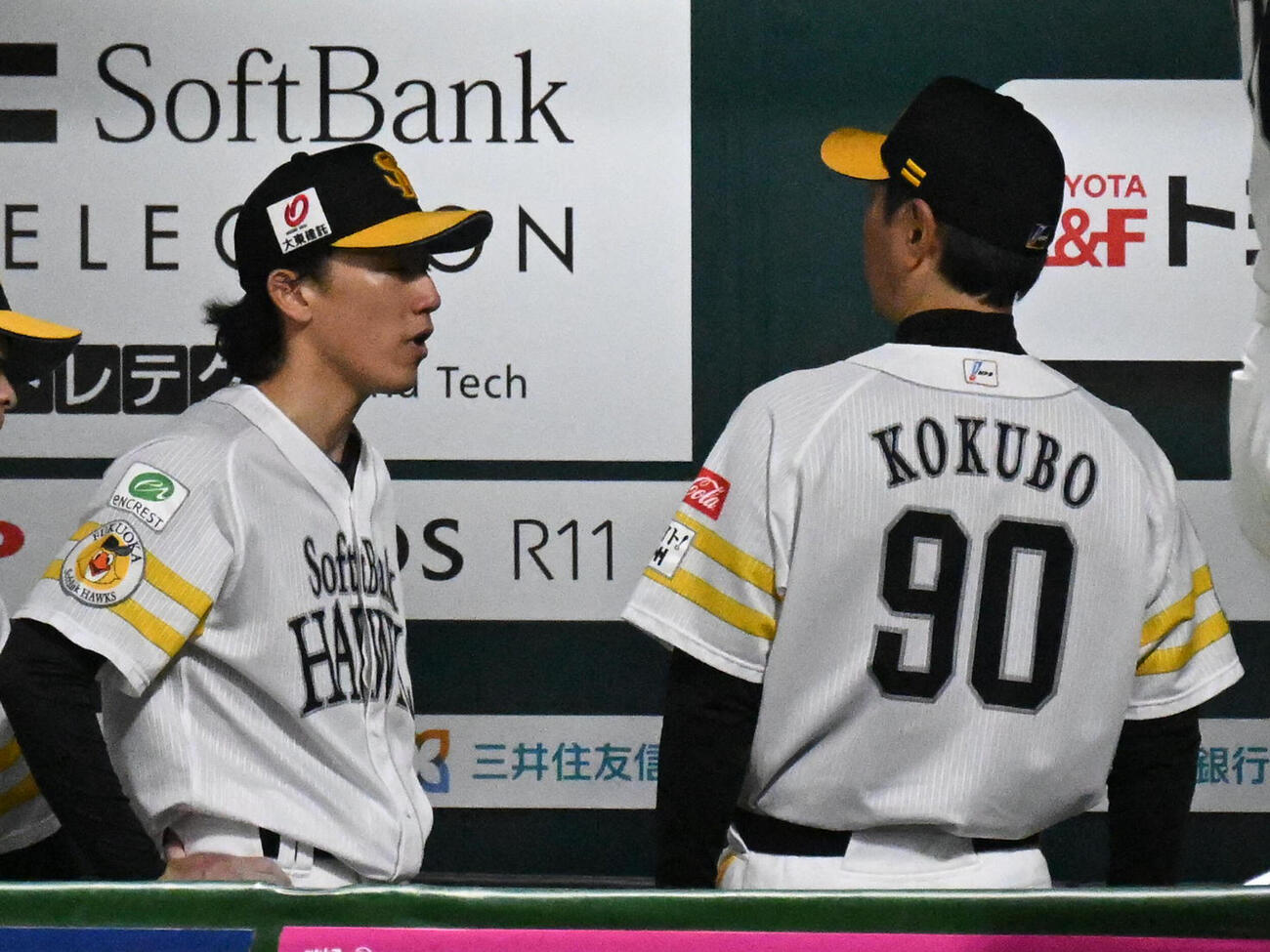 ソフトバンク対オリックス　5回表終了後、大津亮介（左）と話す小久保裕紀監督（撮影・林敢治）