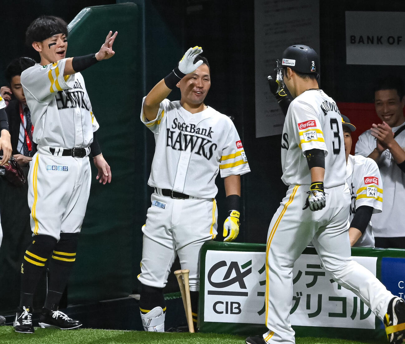 ソフトバンク対オリックス　1回裏ソフトバンク1死一塁、近藤健介は右中間に先制2点本塁打を放ち中村晃に迎えられる