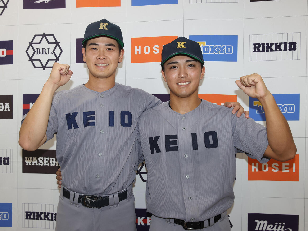立大対慶大　慶大・渡辺和大（左）と一宮知樹はガッツポーズする（撮影・柴田隆二）