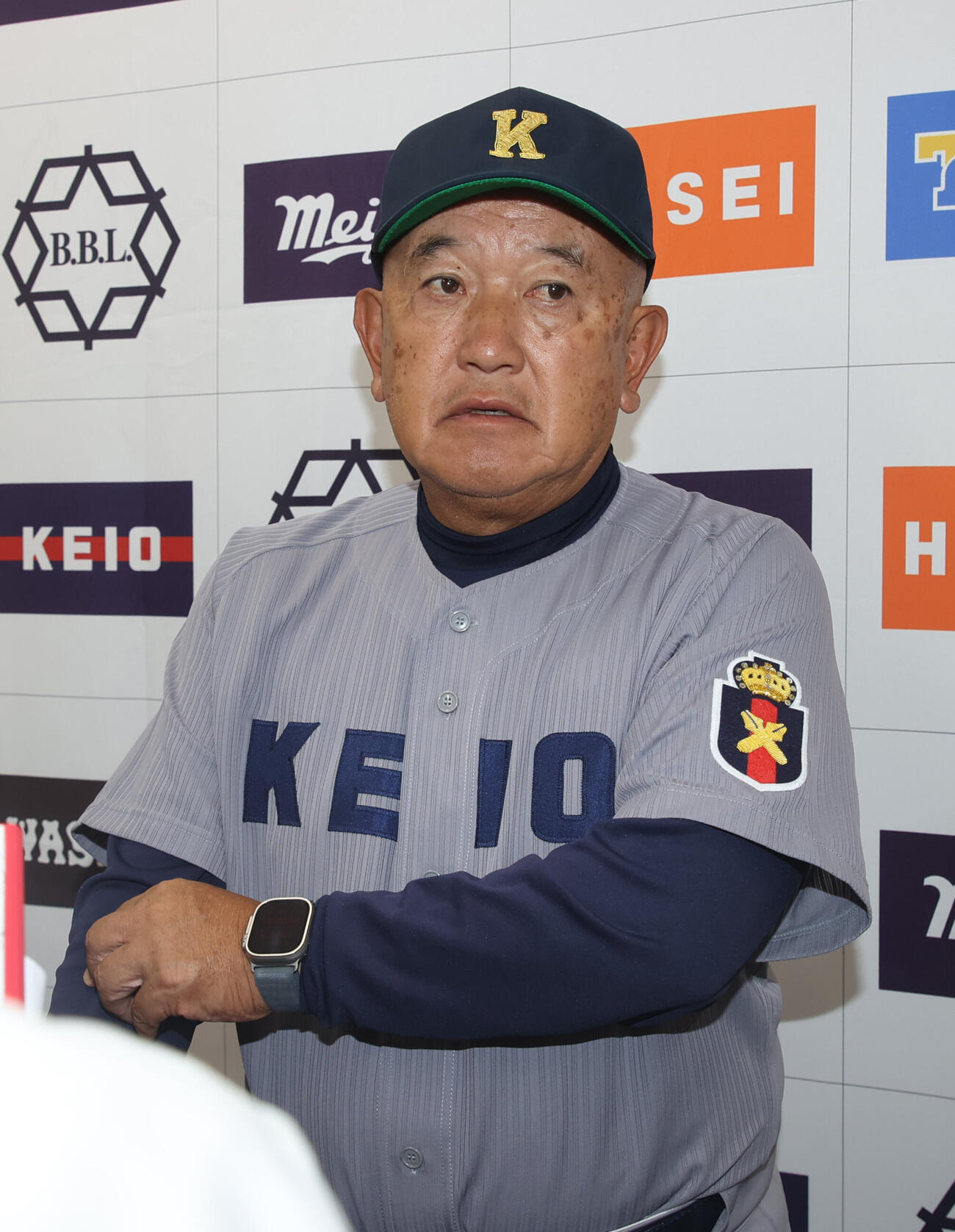 立大対慶大　会見する慶大・堀井哲也監督（撮影・柴田隆二）