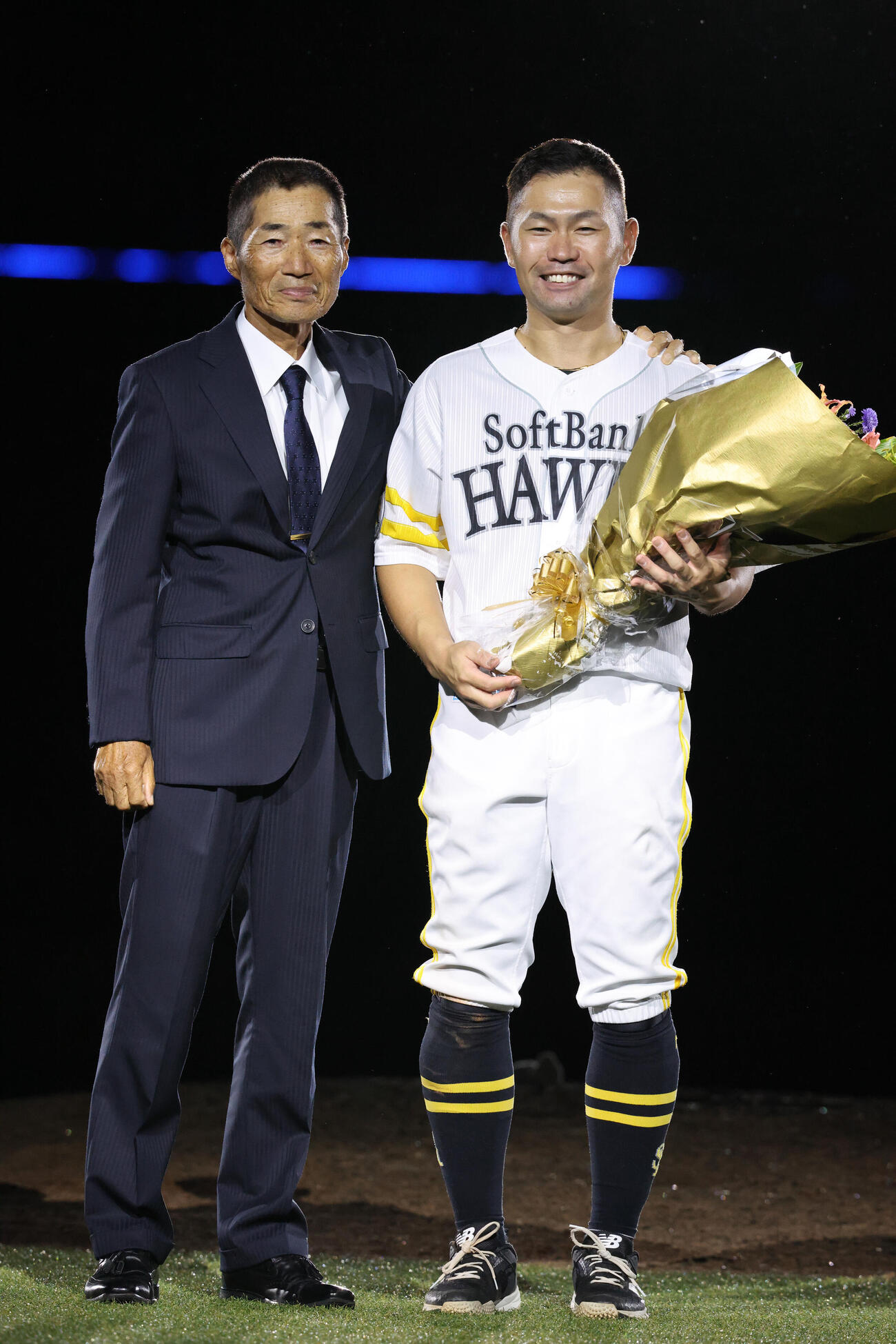 ソフトバンク対オリックス　引退レモニーで前田三夫氏から花束を贈られたソフトバンク中村晃（撮影・梅根麻紀）