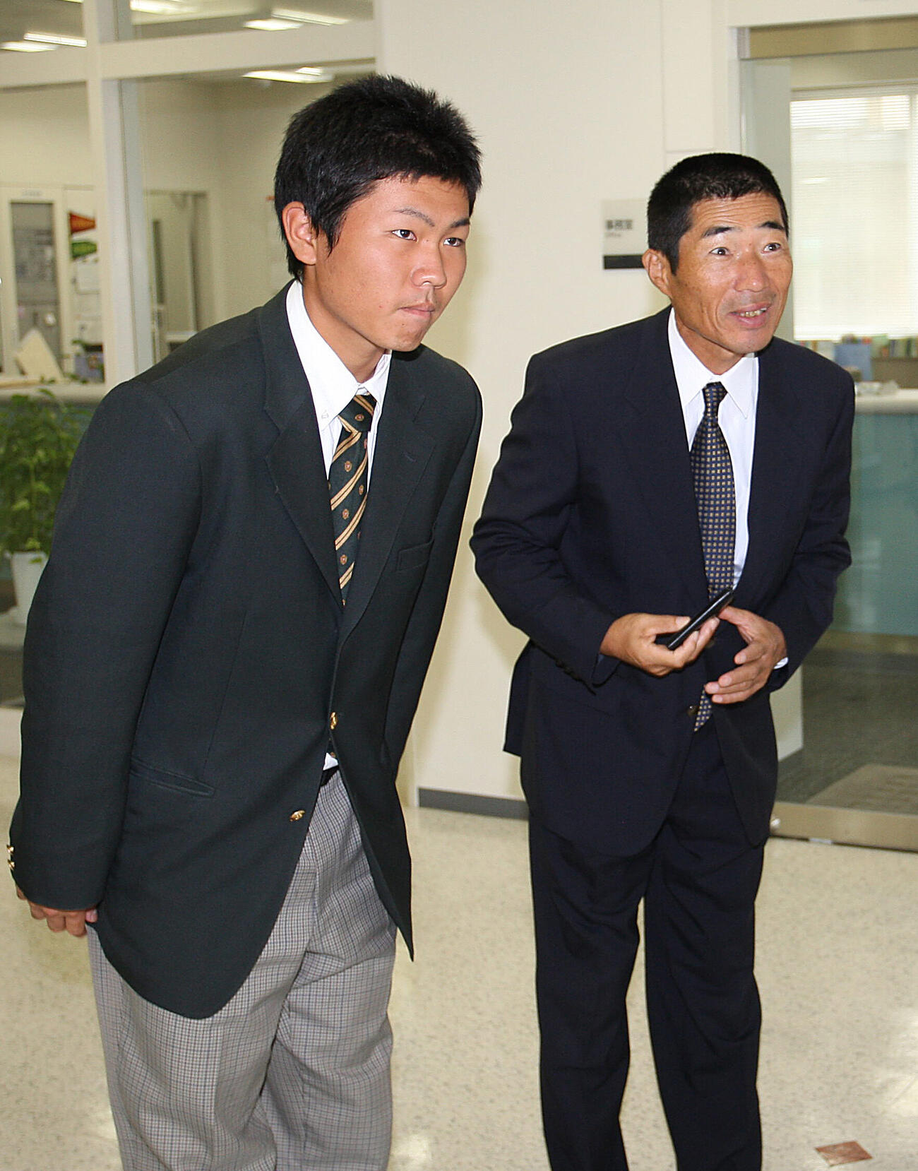 2007年10月、ソフトバンク3巡目指名された帝京の中村晃（左）は前田三夫監督と指名あいさつを受ける