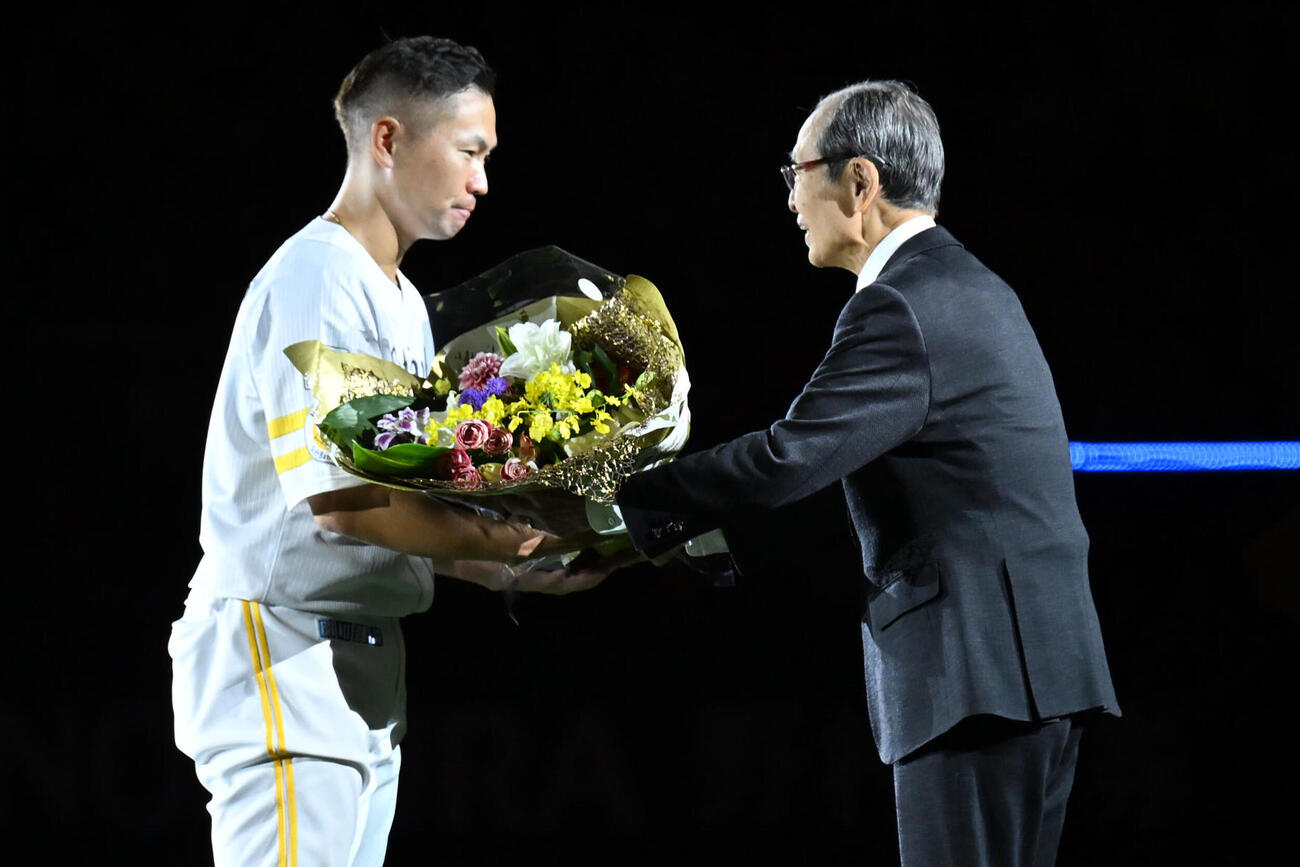 ソフトバンク対オリックス　中村晃（左）に花束を贈る王貞治会長（撮影・林敢治）
