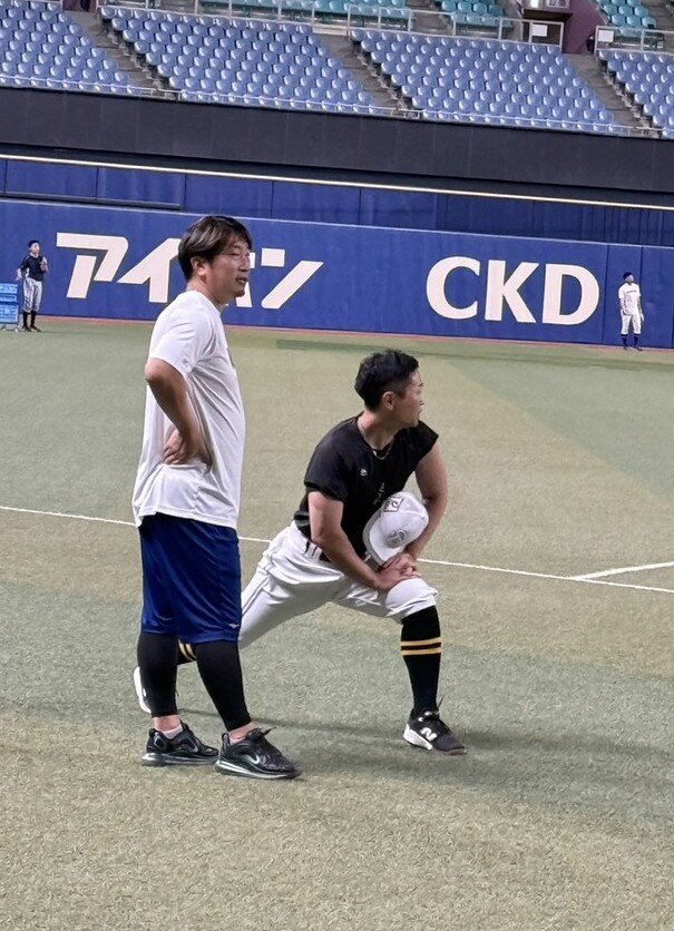 6月2日の交流戦試合前に話し込むソフトバンク中村晃（右）と中日高島打撃投手